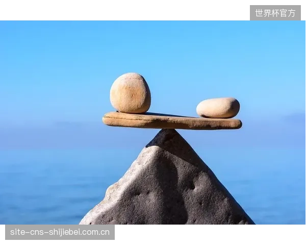 库拉索的边后卫桑博必须在前插助攻和防守象牙海岸边锋阿丁格拉之间做出平衡。